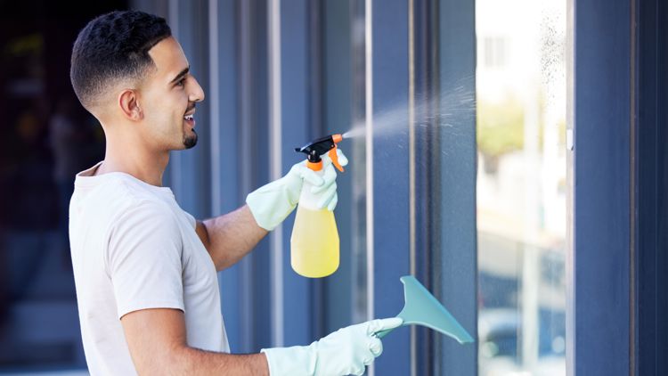 mann som vasker et vindu