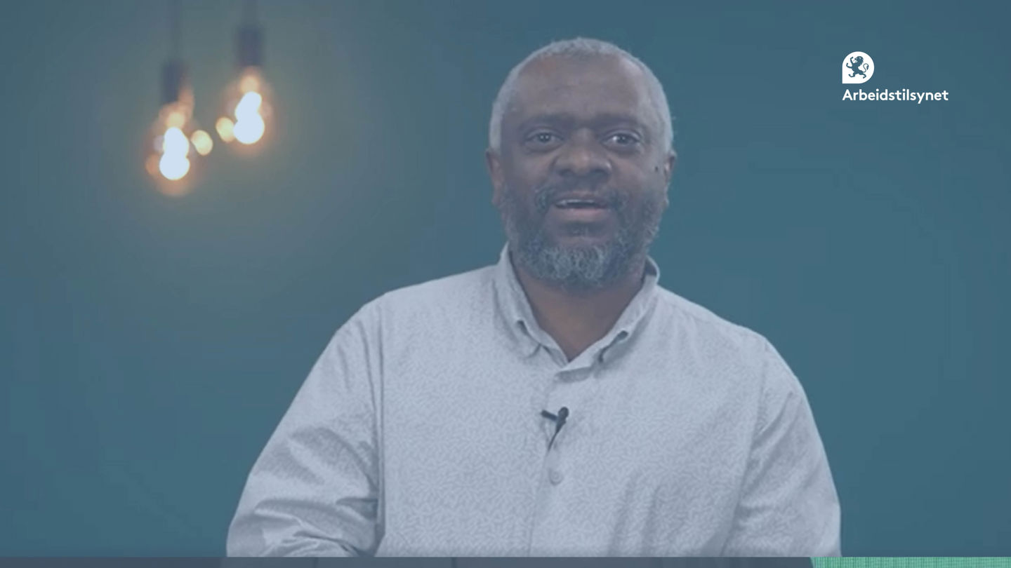 Bilde av presentatør Abdulkadir Suleiman. Han snakker og ser inn i kamera