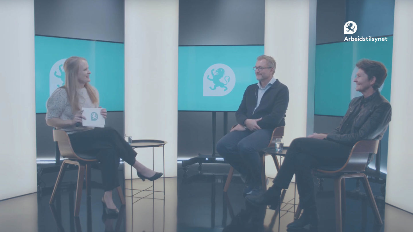 Bilde fra webinaret av de tre deltakerne i studio. De sitter på hver sin stol, vendt mot hverandre, og snakker sammen.