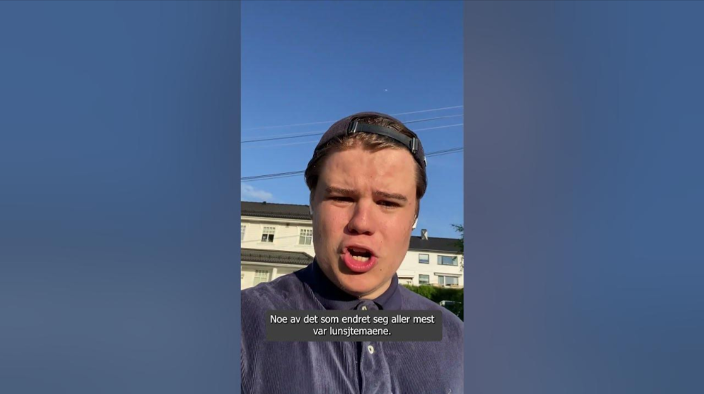 Bilde av ung gutt med caps ser i kamera